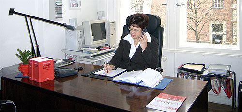 Rechtsanwältin Schreiber beim Telefonieren